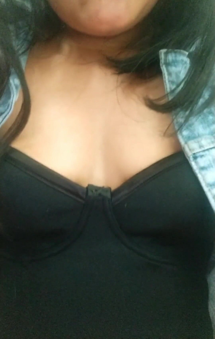 Carla Villalobos: Вона танцює і роздягається догола, показуючи свою безволосі пизду