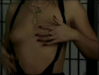 VOP Porno: Mamă sexy blondă se dezbracă și apoi cuplu lesbian se sărută,...