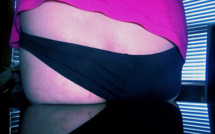 Daphne Desire: Trans Lady Slut Daphne Fucking Her Ass on the Table...