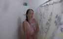 MILF Elizabeth: Tiempo de ducha divertido mientras canta