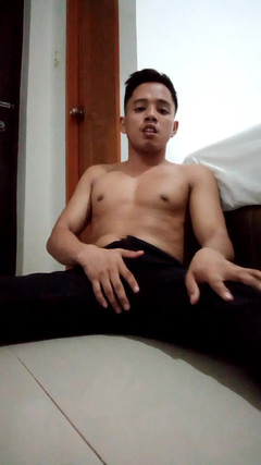 Rent A Gay Productions: 超级性感的亚洲上衣为你自慰他的大鸡巴