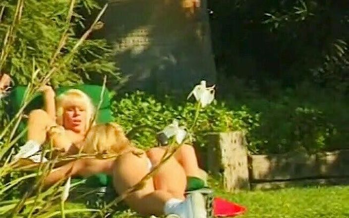 Lesbo Tube: Блондинки-лесбіянки облизують кицьку і трахаються з ділдо біля басейну