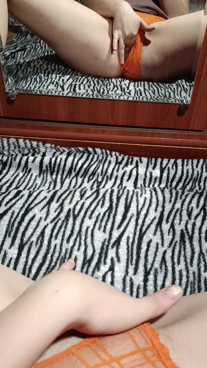 OniSoi: パンティを脱がずに鏡の前で自作のマスターベーションをする