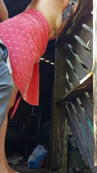 Douche werkt niet, getrouwde vrouw vraagt boerderijverzorger om hulp met alleen een handdoek en betaalt met seks