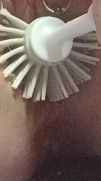 Sklavins gioca con la sua figa penetrata