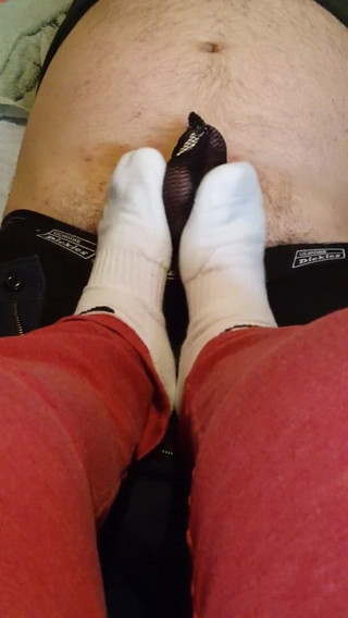 Miss Sock trampler: Stomping jeho ptáka mými bílými ponožkami