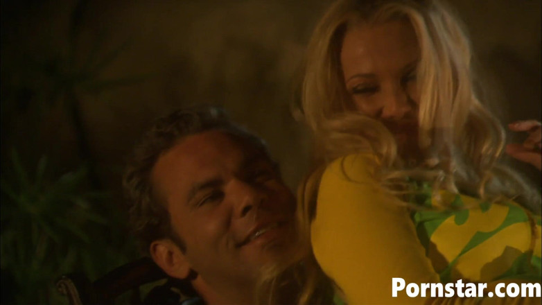 Pornstars: O bombă sexy Ava Vincent se fute în aer liber