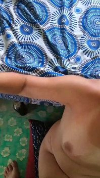 Boquete com dedilhado anal e comendo uma tortilla com uma carga grossa de porra aberta sobre ele