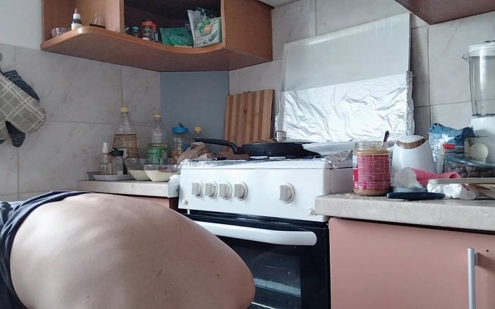 Mirsur: Сексуальная мачеха обнаженная на кухне, латина с волосатой киской, большими сиськами, большой задницей