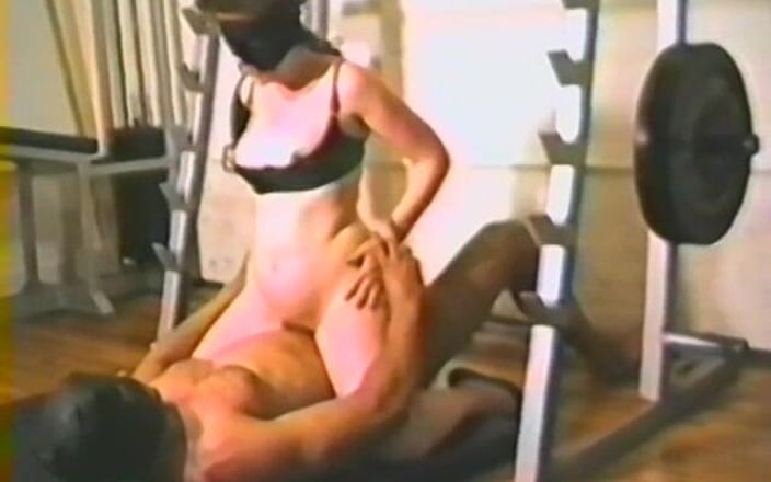 Homegrown Vintage: Sexo anônimo na academia