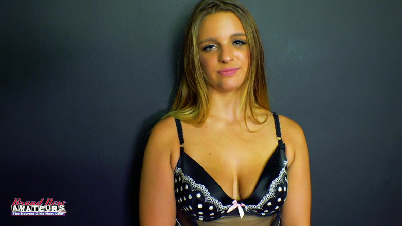 Brand New Amateurs: Stella regresa y demuestra lo mal que quiere el trabajo,...