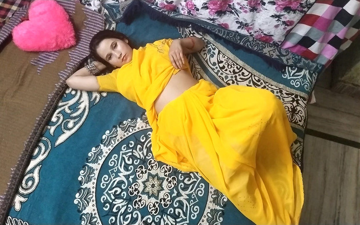Hindi-Sex: Indiancă Desi Bhabhi în Sari galben pizdă rasă sex dur
