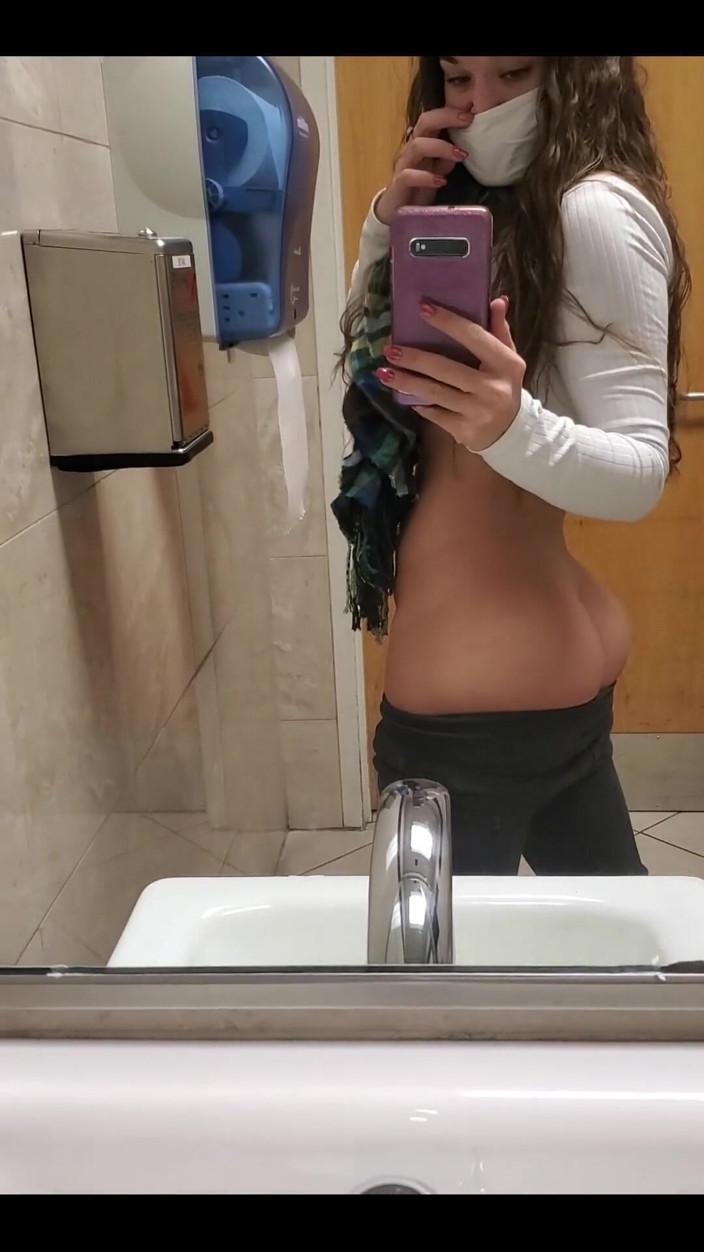 Kendra Heart: I Had Some Time to Spend in the Airport Bathroom!