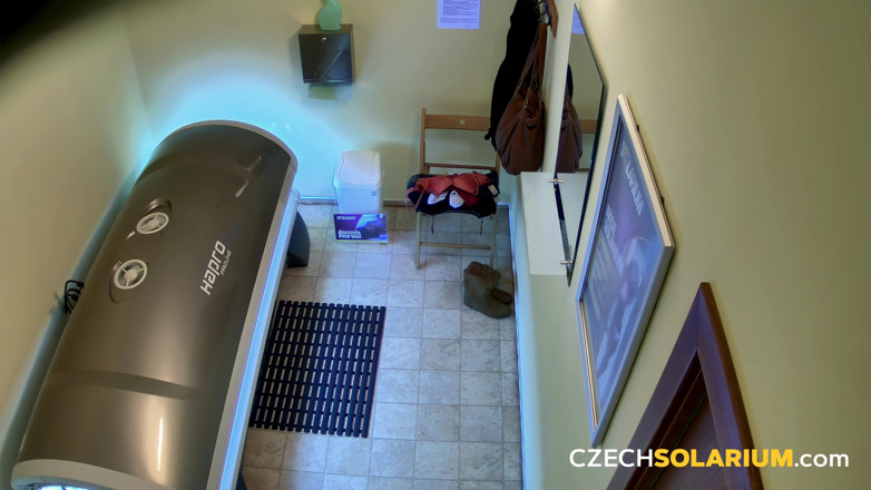 Czech Solarium: Tschechisches Solarium 122: Blonde junge frau zieht sich im Solarium aus
