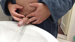 Kinky Guy: Kencing di wastafel pakai jubah mandi.