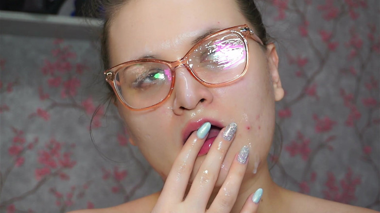 Katybigcherry: ストラップオンと顔の精子。ロシア語の汚い言葉