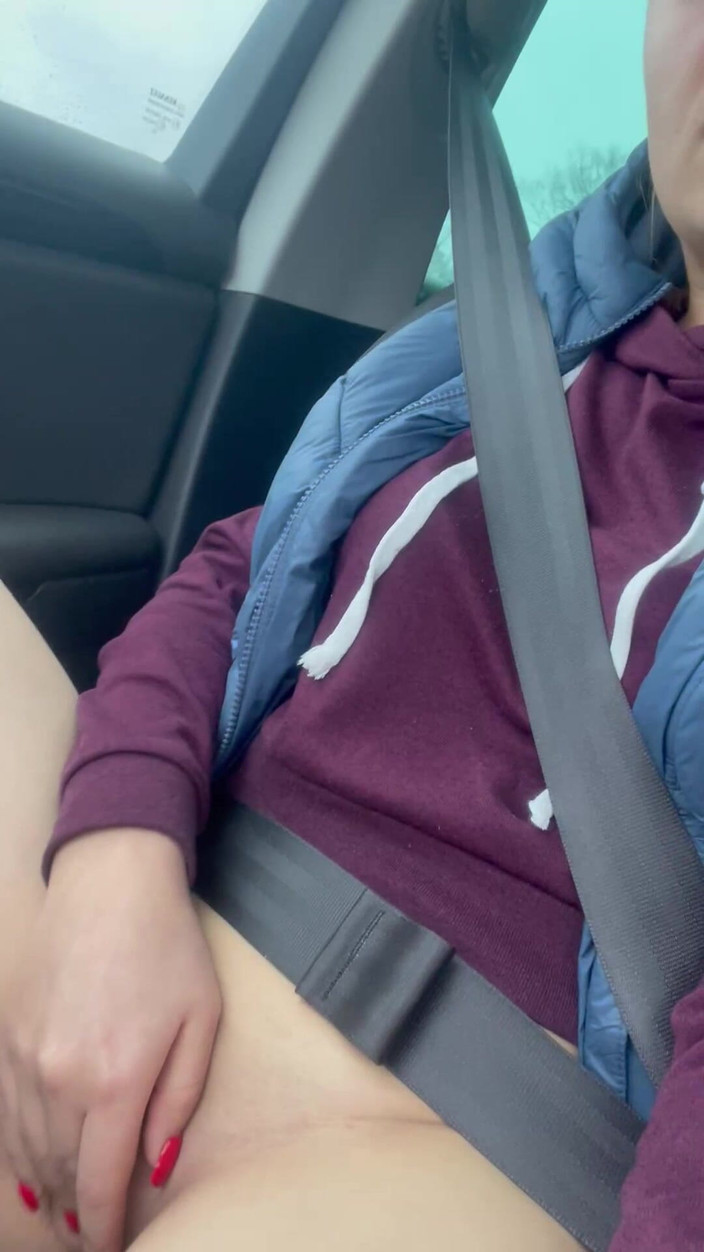 Anna Booty: Masturbarsi in auto durante la guida