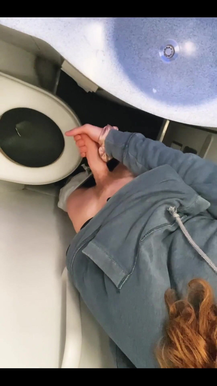 iamtonyrey: Cowok perancis lagi asik ngocok di toilet