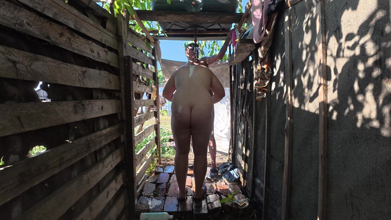 SchoolPrincess: Voyeur 4K Al Aire Libre Ducha Gordita Chica Grandes Tetas Y...