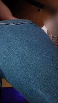 ホットなタトゥーの女の子がセックスしながら射精する