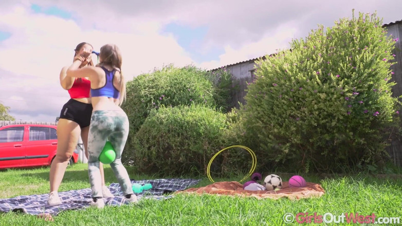 Girls Out West: Fitte mädchen mit zöpfen haben lesbischen sex beim training im...