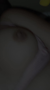 Cewek sange ini lagi asik muasin memeknya pakai vibrator sambil mencambuk toket besarnya pakai vibrator