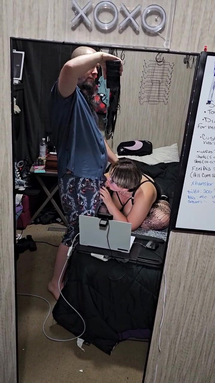 Funhousewife69: È entrato in camera da letto e mi ha fatto...