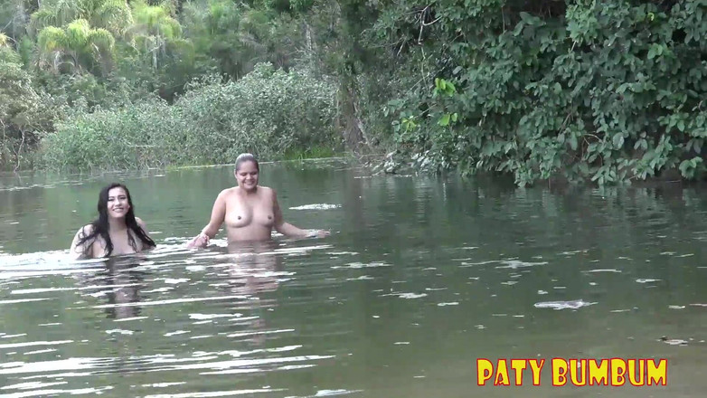 Paty Bumbum: Lesbiskt sex mellan vänner som går utomhus på college