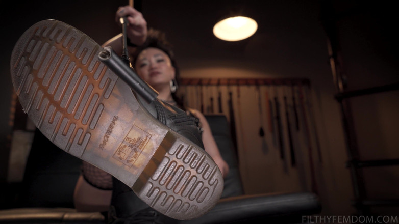 FilthyFemdom: Mayhemův špinavý malý foot worm s mayhem