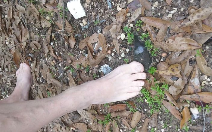 Legsistance: Sadece ben ve ayaklarım bahçede ve sokakta değil yapraklarda shufflin...