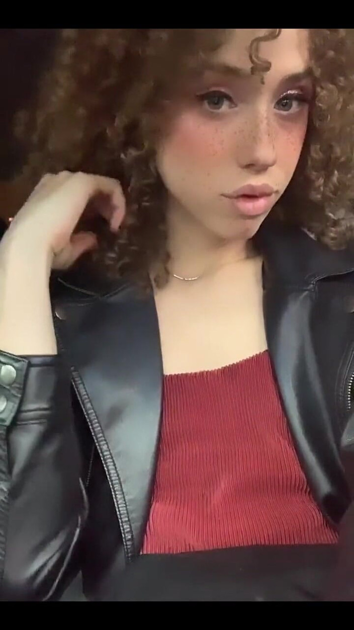 Tia Tizzianni Productions: Biri erkek arkadaşımın parasını ödüyor