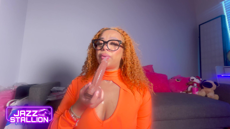 Jazz The Stallion: Succhia e scopa il dildo solo in velma cosplay