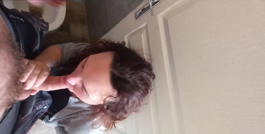 Niera: In het toilet op het werk