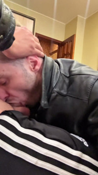 Pidr v obleku slouží gopnikovi ve sportovních botách a kožené bundě