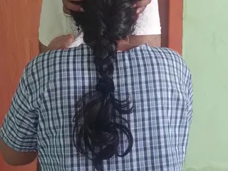 Chica universitaria de Chennai con uniforme de pie en romance con profesor de tution en casa en vacaciones