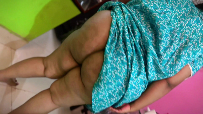 Your Boy's Cum: POV: Горячая индийская горничная с большой задницей подметает мою комнату, и я вижу ее голую задницу