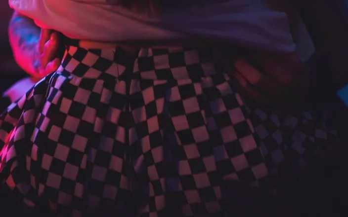 Quente club: Nath Wolowski and Mon_brule Use Their Bodies as Objects of...