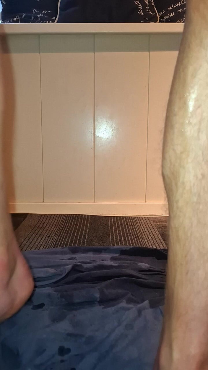 NoFace Twink X: Yalnız eşcinsel noface twink x büyük dildoya biniyor ve götünü...