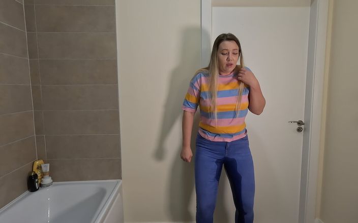 Emma Voyeur: Låst i badrummet med full urinblåsa och kissa i jeans