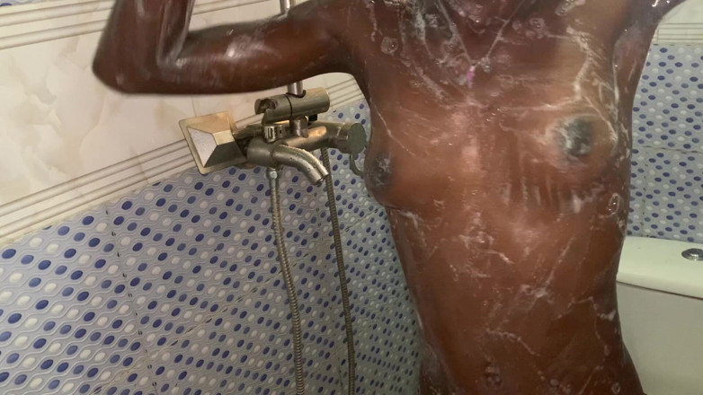 Browngurl234: Quente negra gata no banheiro provoca beleza natural curvilínea