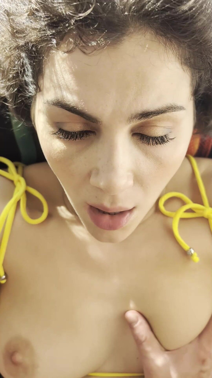 Valentina Nappi: Pintu hampir tidak ditutup di belakang Valentina Nappi dan dia...