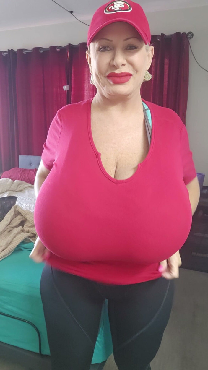 Claudia Marie: Huge Tits Whore Going to Gym