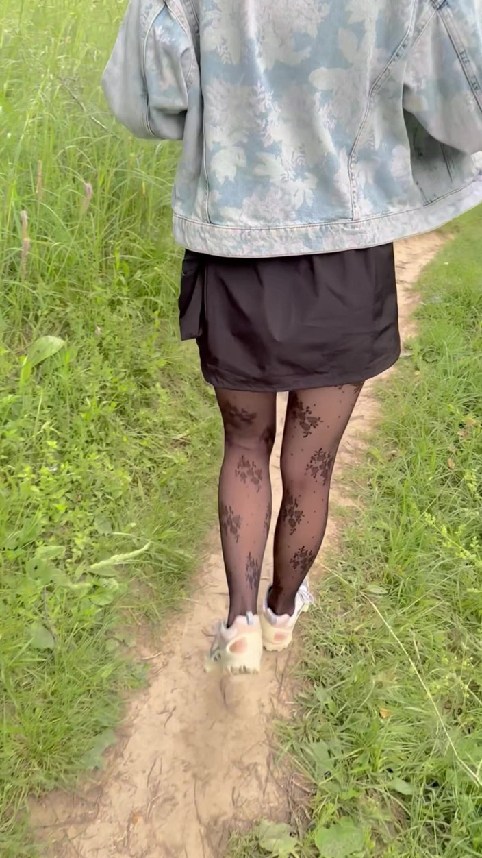 Sonya pretty: Sexy Girl in the Forest