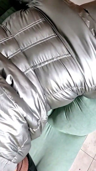 Dominante milf en primer plano de blusa gris brillante. Garganta profunda, perrito duro y doble semen