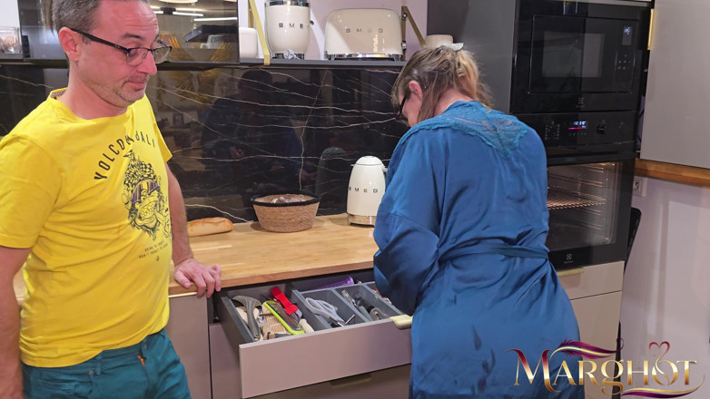 Sexymarghot: Ik maak de koffie van mijn vriend... Maar hij neukt...
