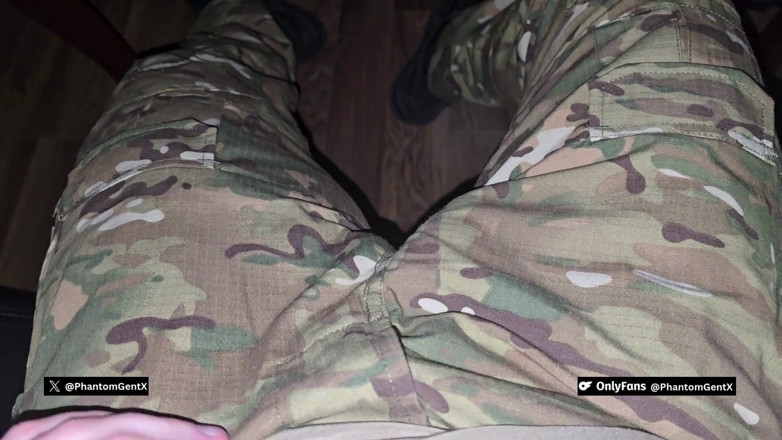 PhantomGentX: Ngomong jorok jerman! Tentara berotot benar-benar sange dan ngocok kontol...