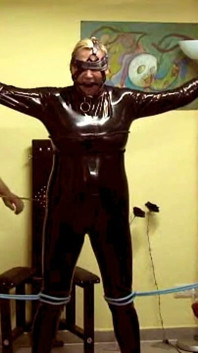 Otrok v latexu - drsná BDSM akce se třemi lidmi