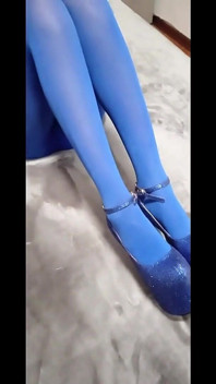 Milf corpo perfeito com meia-calça e salto de oito polegadas
