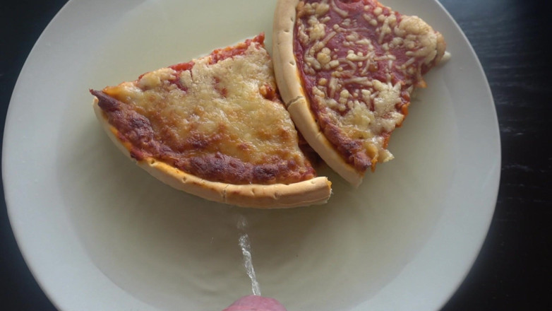 Food Pissplay: Piscio su una pizza per mangiarla