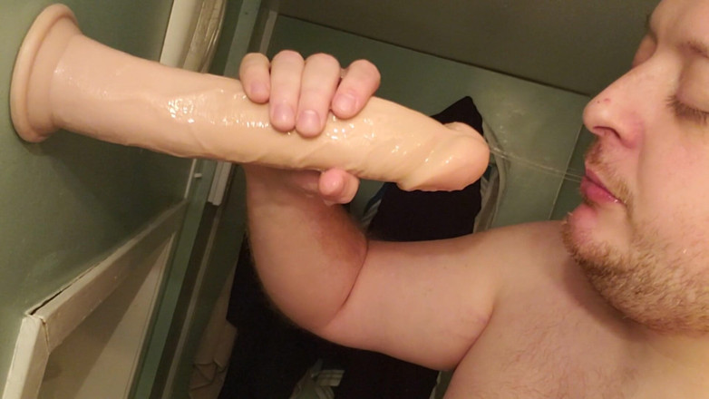 Charlieboy69: Deepthroat 11 tum dildo dag 7 pt 3